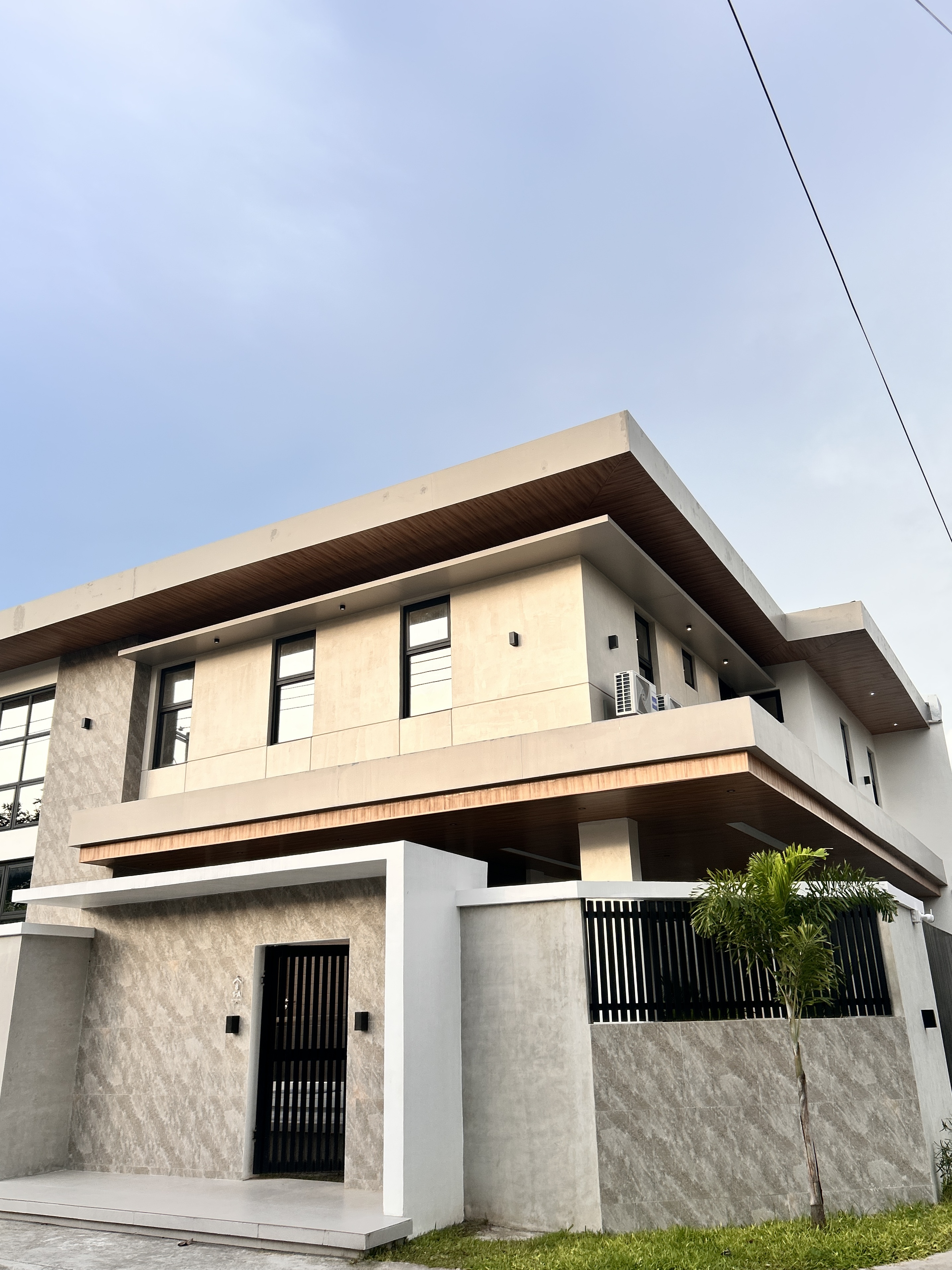 2 STOREY MODERN HOUSE AND LOT WITH GENERATING INCOME APARTMENT
